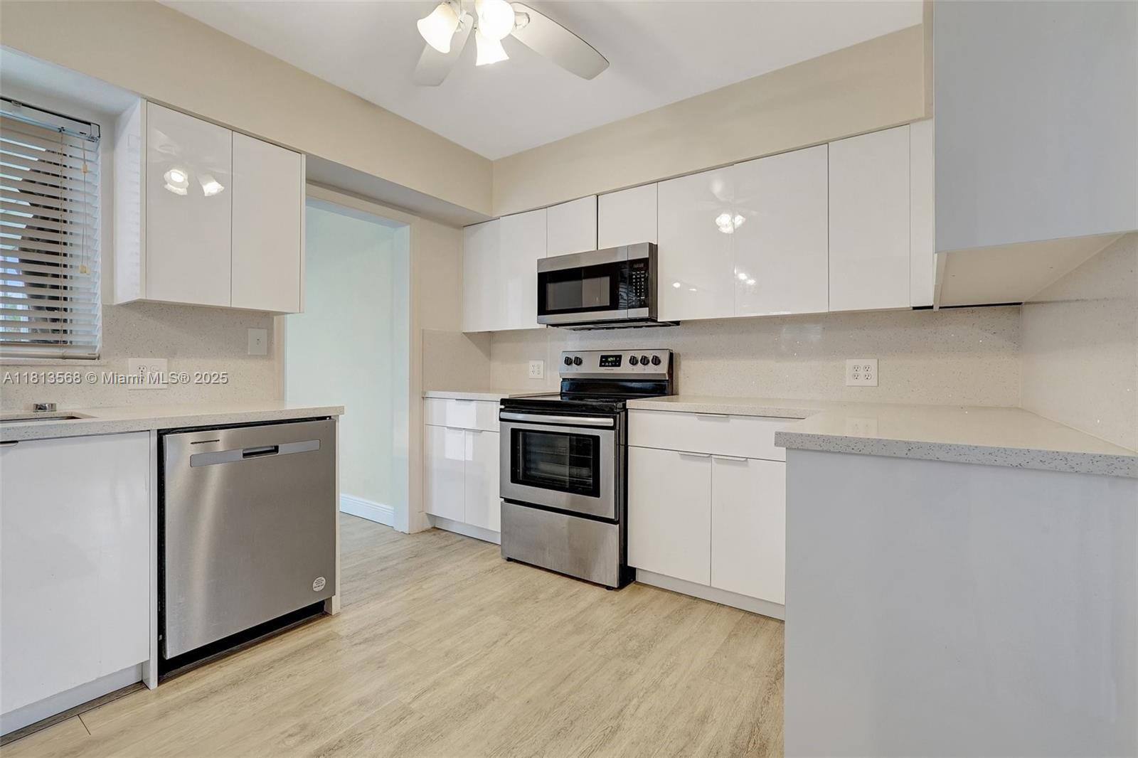 HOLLYWOOD LAKES SECTION - Residential