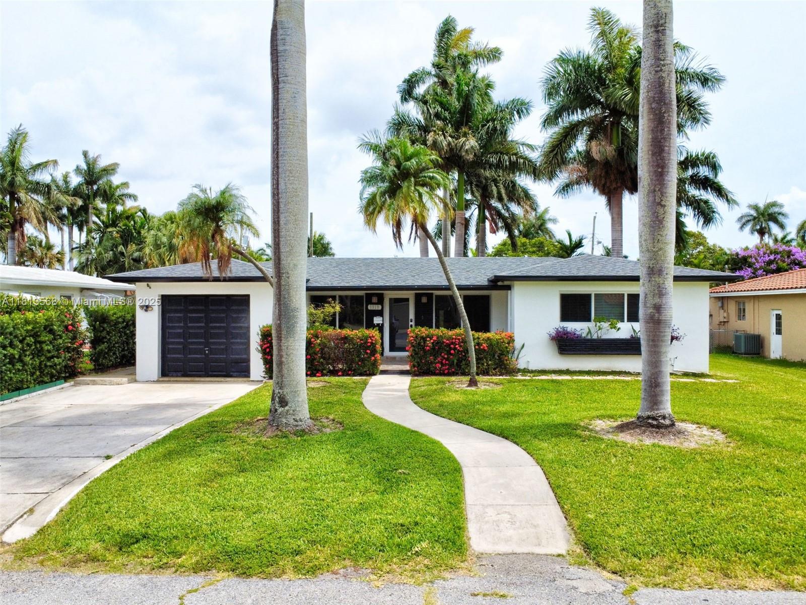 HOLLYWOOD LAKES SECTION - Residential