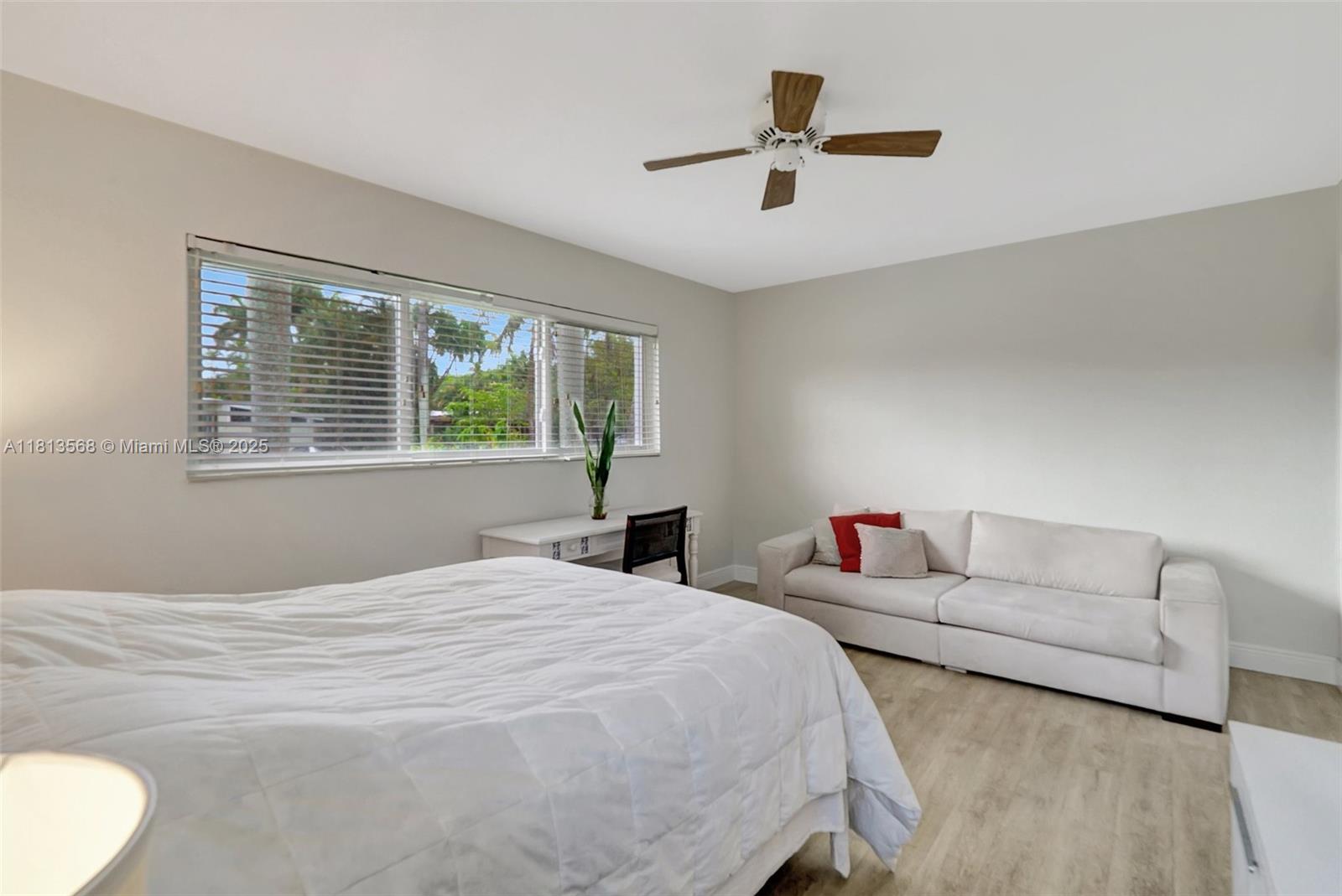 HOLLYWOOD LAKES SECTION - Residential