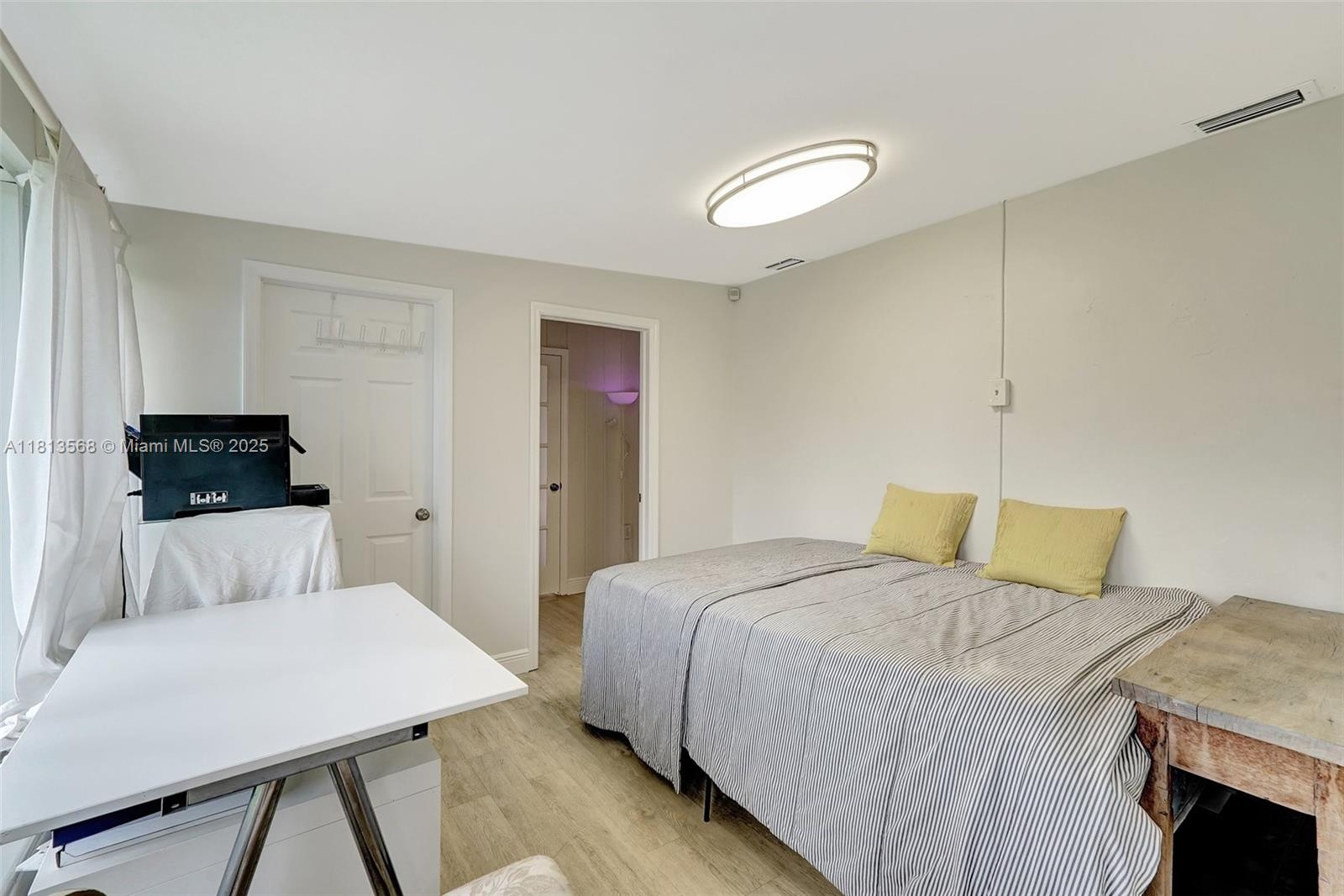 HOLLYWOOD LAKES SECTION - Residential