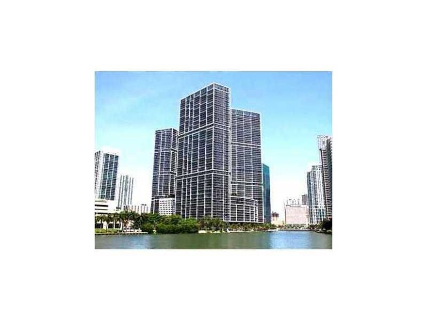 Spacious, ultra-luxurious 1bed/1bath unit at Icon Brickell's tower one, Brickell's most sought-after building. Unit offers gorgeous water views, porcelain tile flooring, washer & dryer, s.s. appliances - all the perks. Amenities include state of the art f itness center, resort-style swimming pool, game room, world-class spa, restaurants on site, Club 50 nightclub, and much more. Pets welcome! Easy to show!