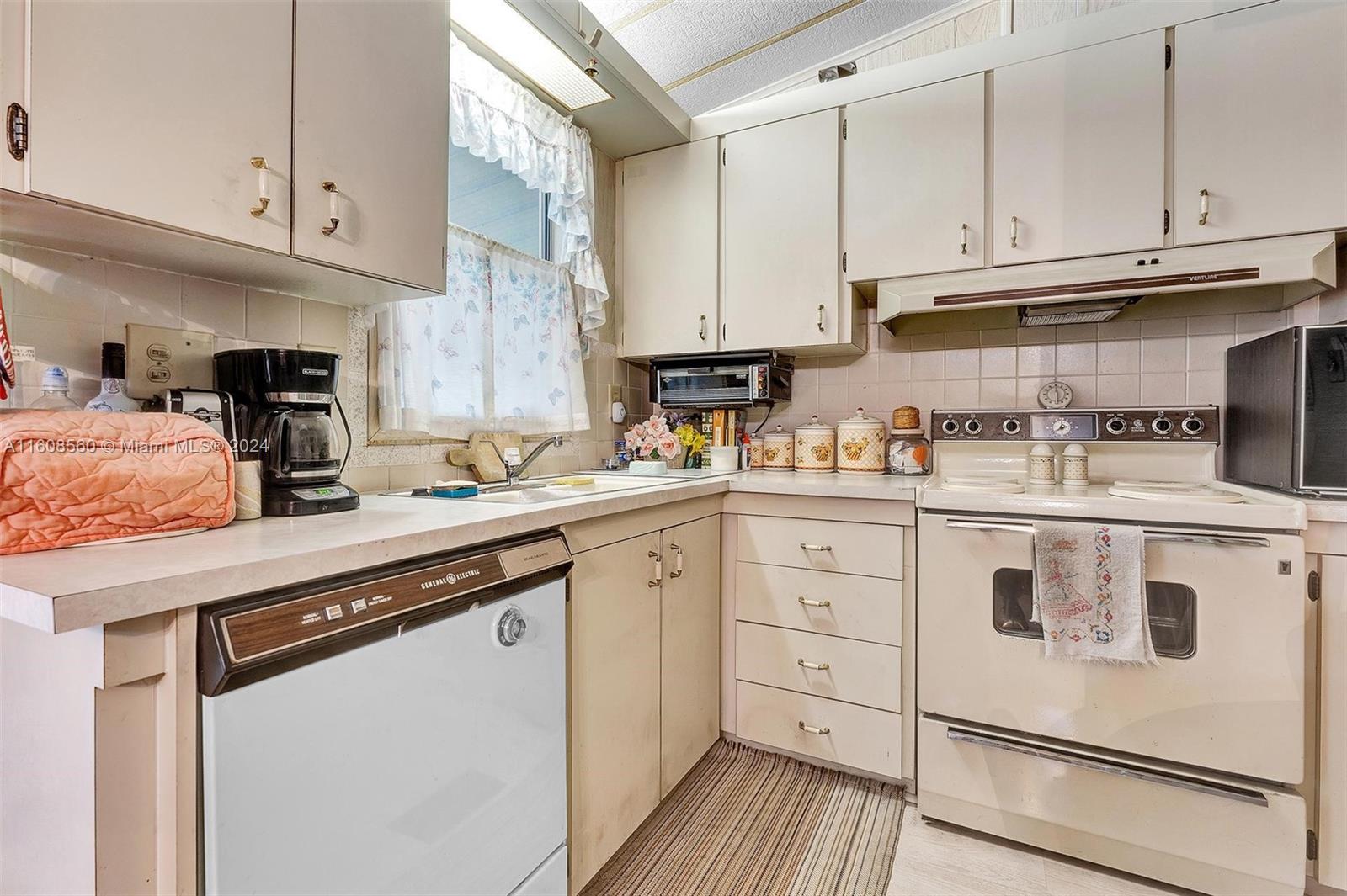 JAMAICA BAY MOBILE HOME C - Residential