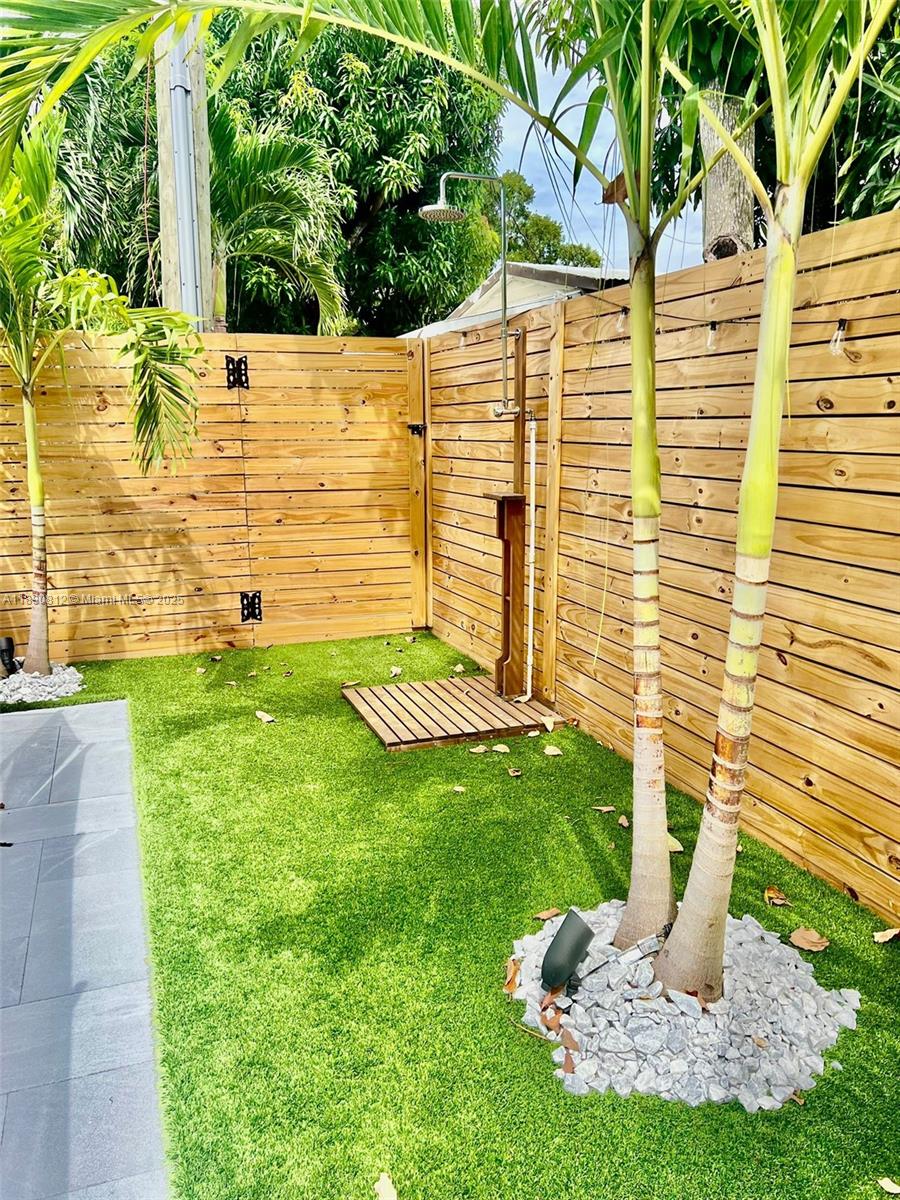 FLEEMAN GROVE - Residential Lease