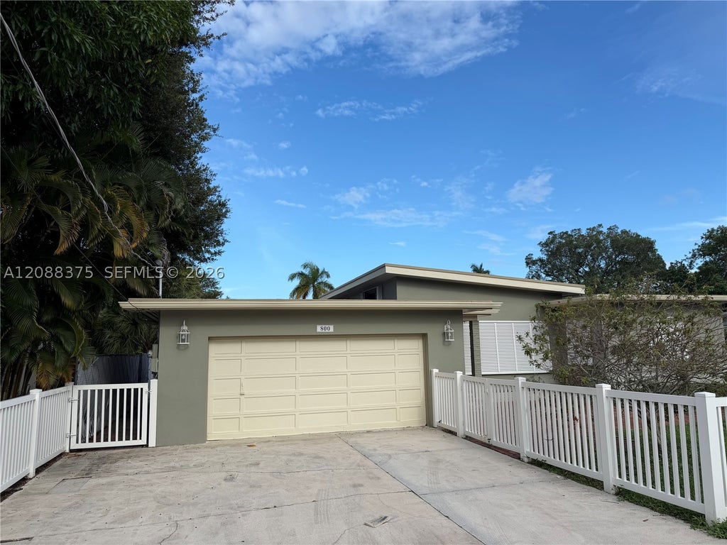 Photo of 800 SW 8th Ter, Fort Lauderdale, FL 33315 (MLS # A12088375)