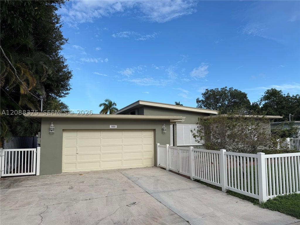 Photo of 800 SW 8th Ter, Fort Lauderdale, FL 33315 (MLS # A12088375)