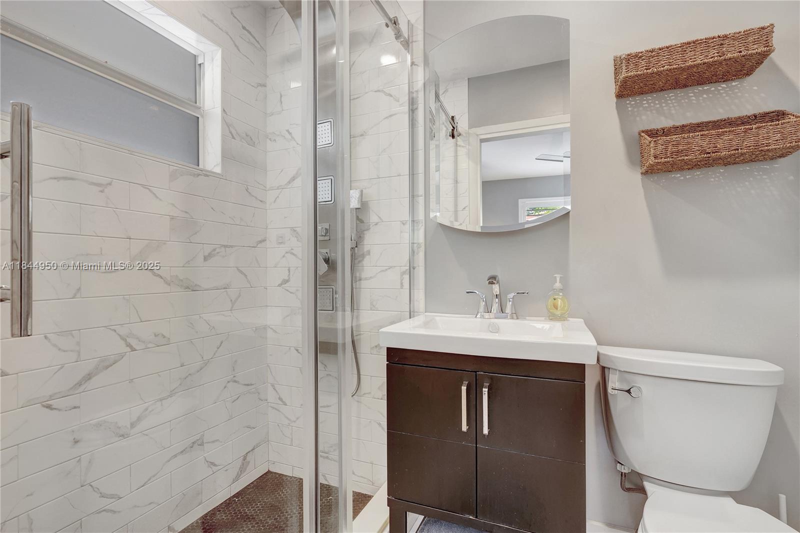 TROPICAL MANORS - Residential