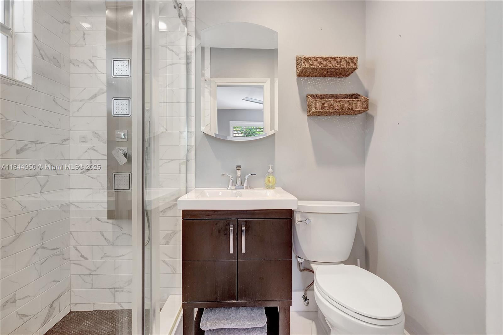 TROPICAL MANORS - Residential