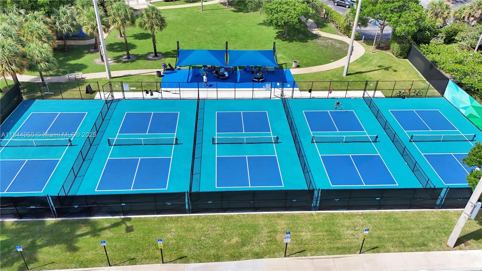 TROPICAL MANORS - Residential