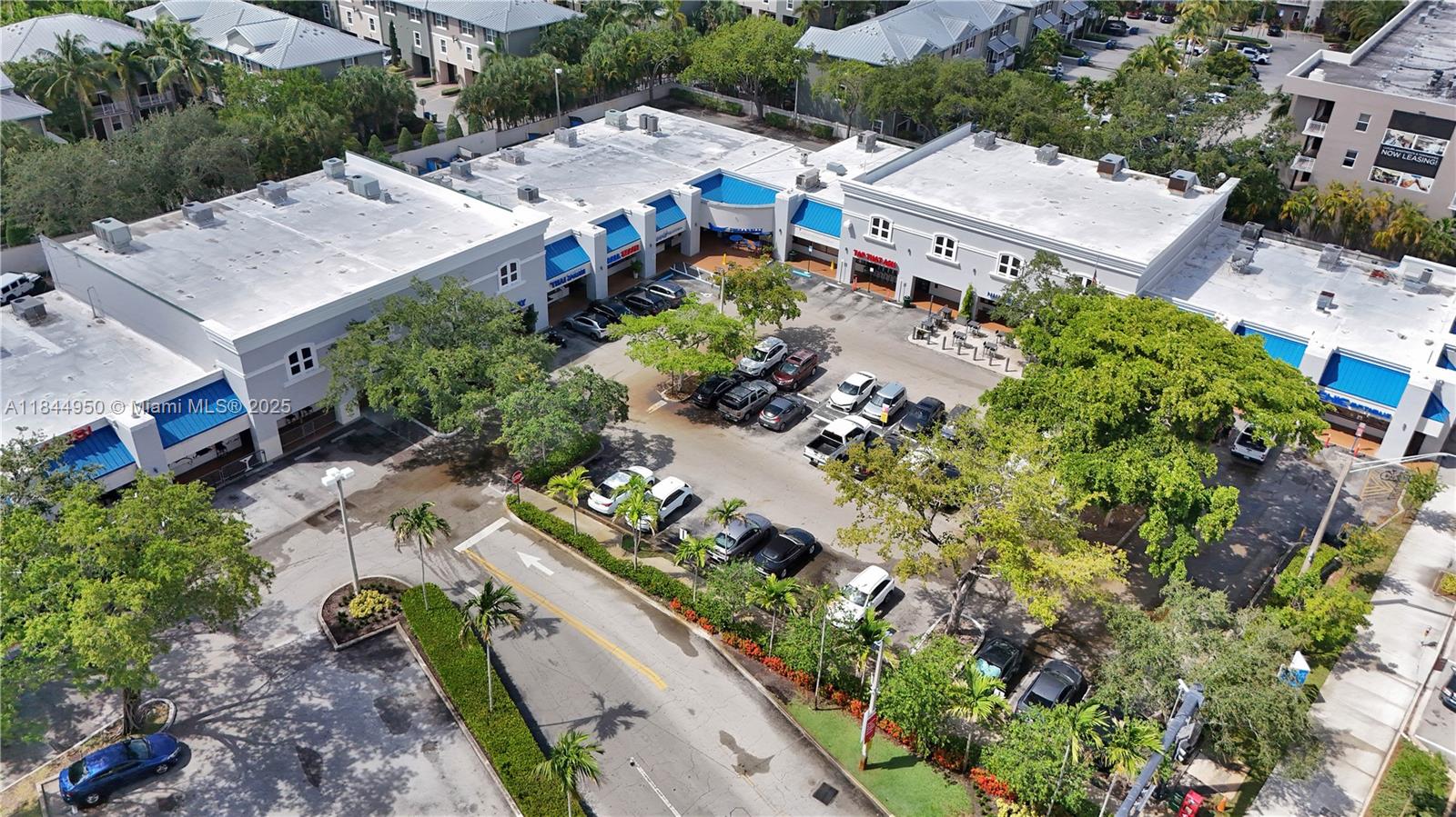 TROPICAL MANORS - Residential