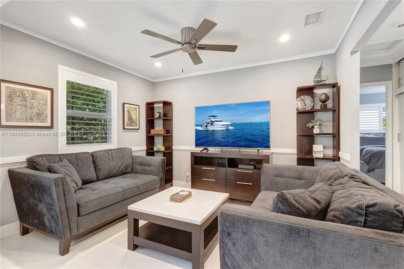 TROPICAL MANORS - Residential