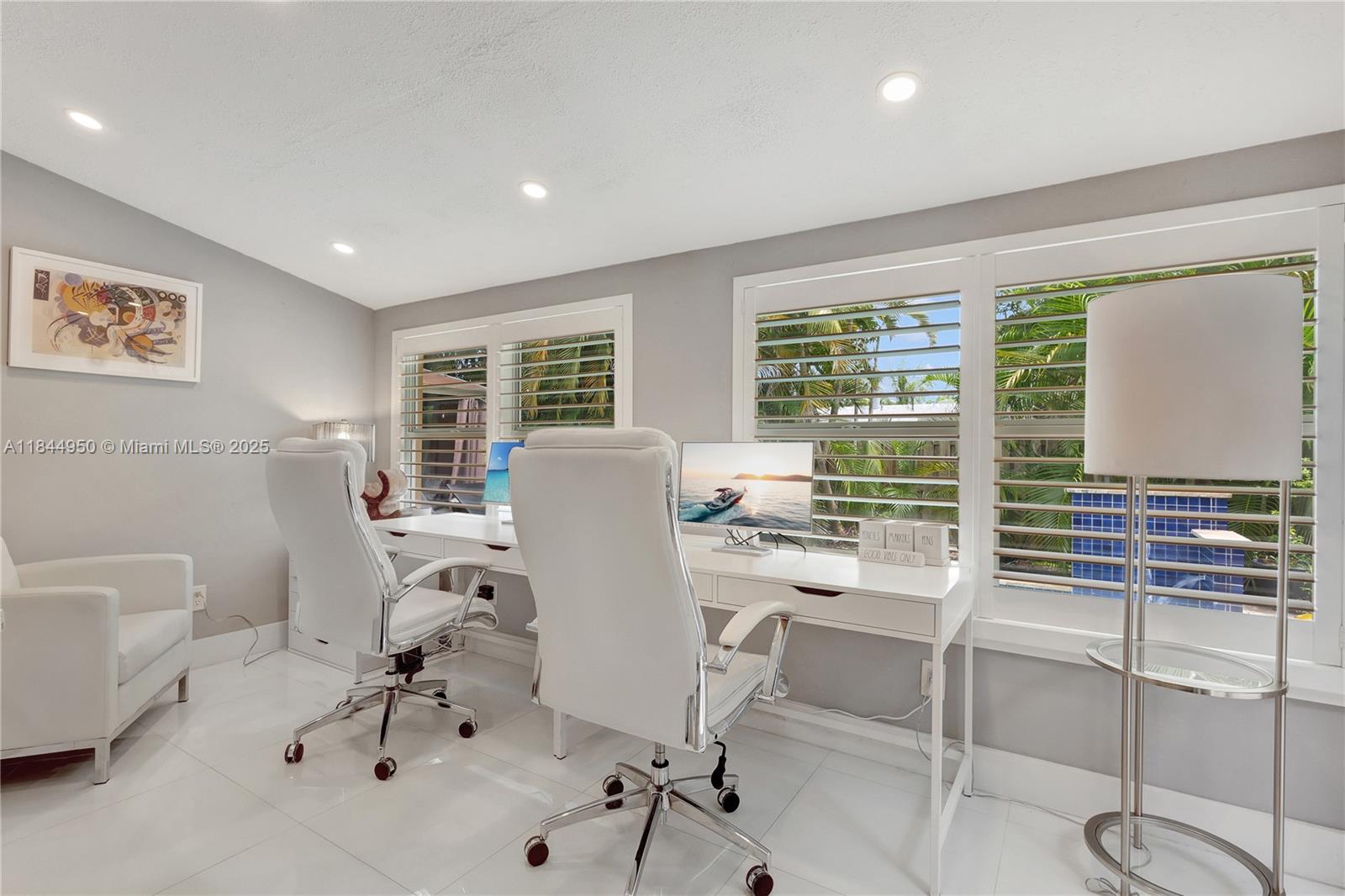 TROPICAL MANORS - Residential