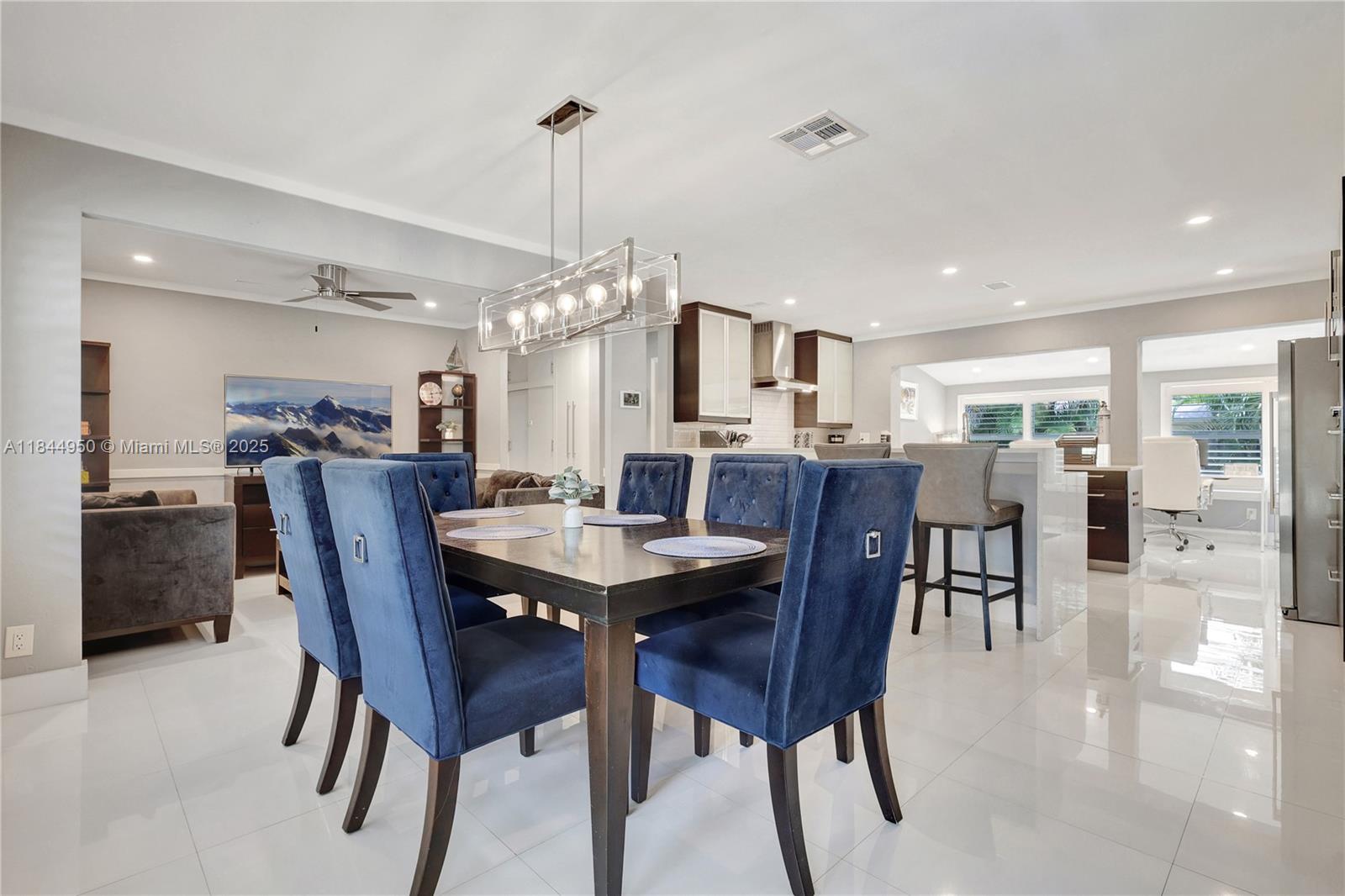 TROPICAL MANORS - Residential