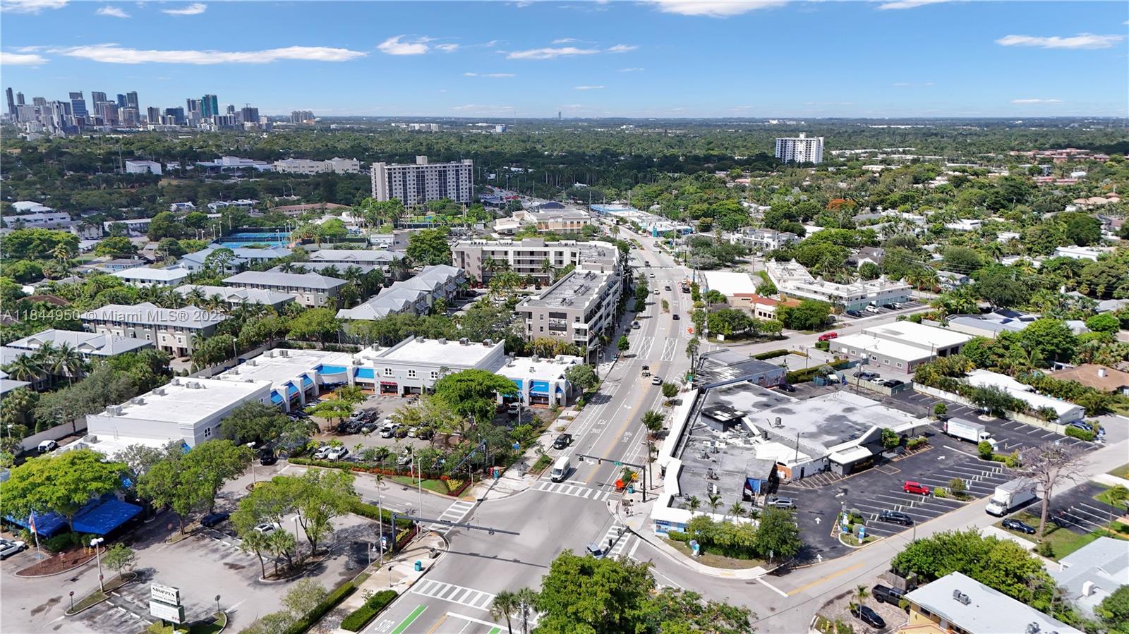 TROPICAL MANORS - Residential