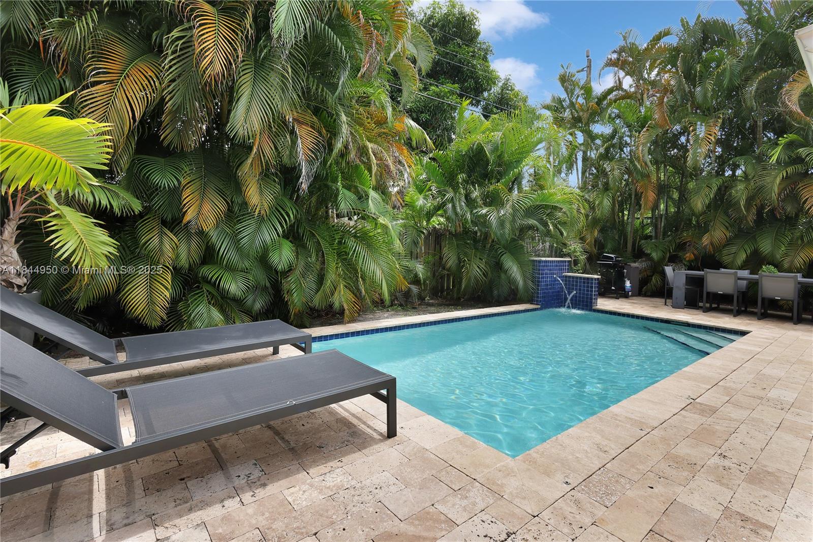 TROPICAL MANORS - Residential