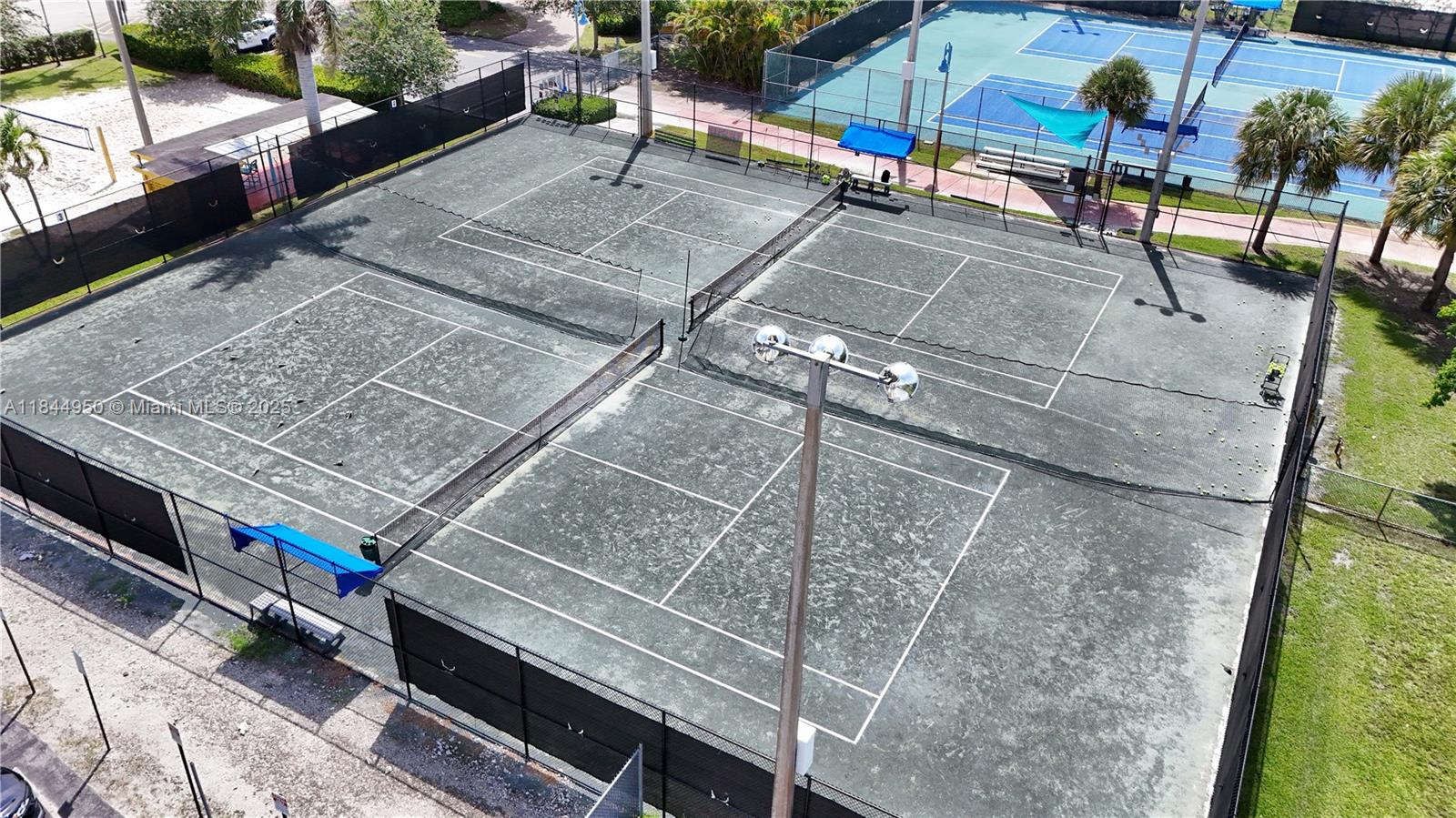 TROPICAL MANORS - Residential