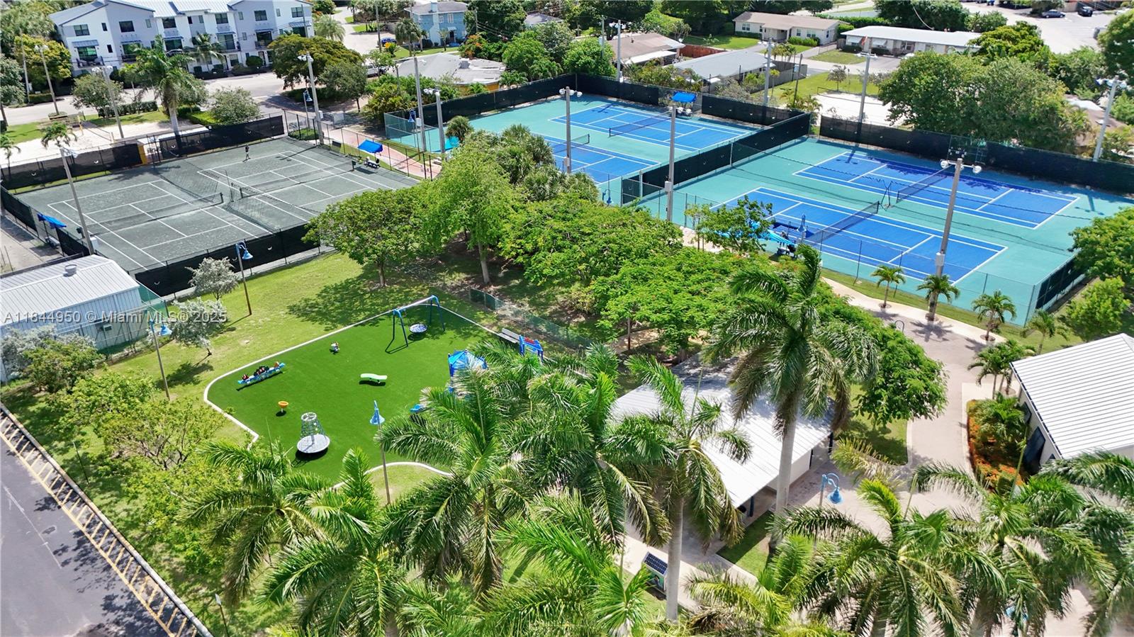 TROPICAL MANORS - Residential