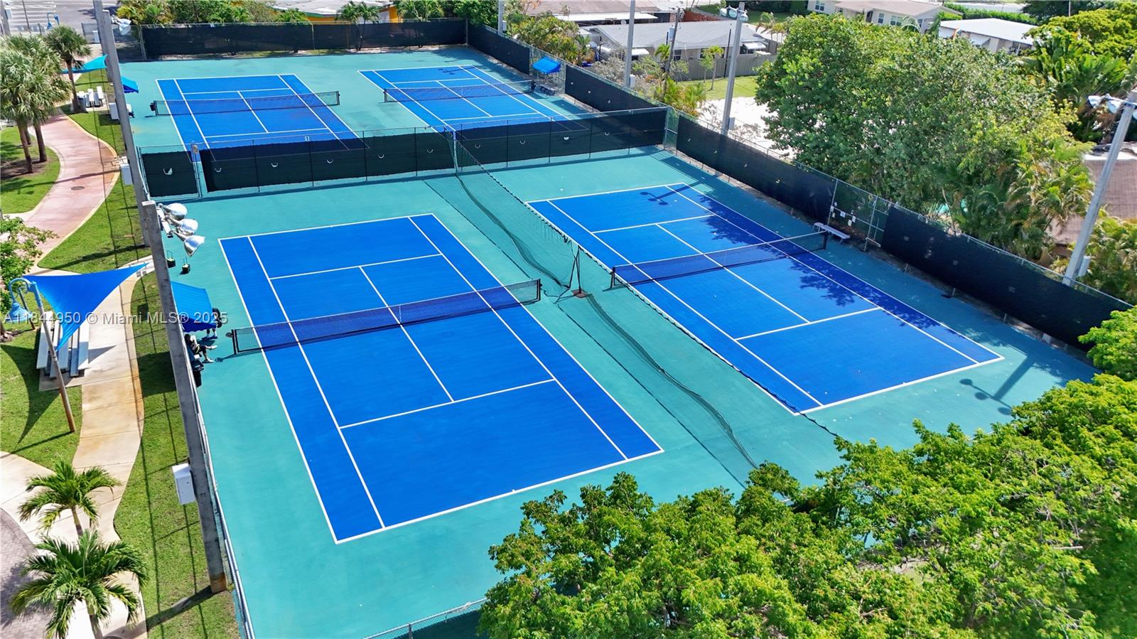 TROPICAL MANORS - Residential