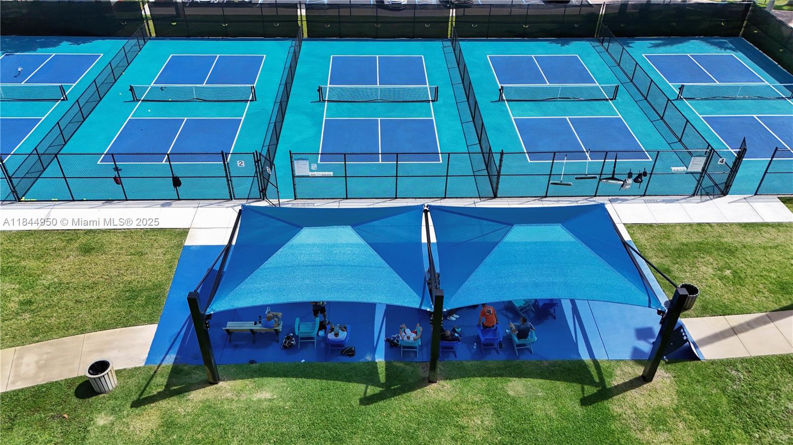 TROPICAL MANORS - Residential