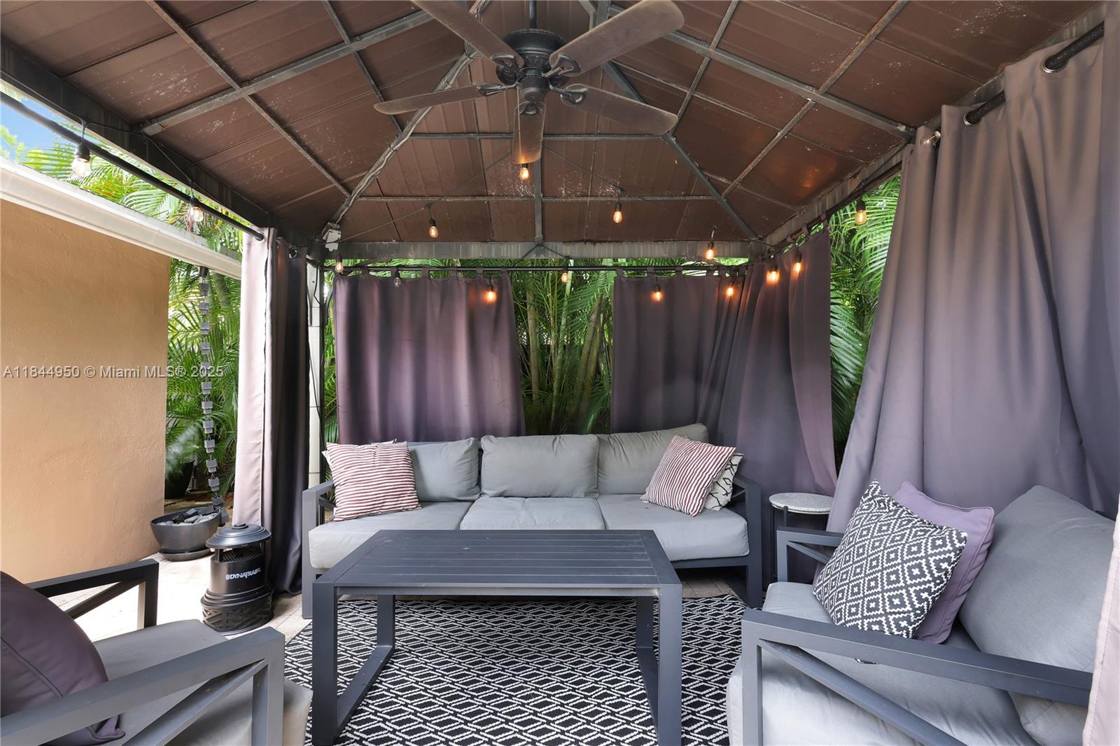 TROPICAL MANORS - Residential