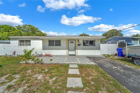 Photo of 900 N 70th Ave, Hollywood, FL 33024 (MLS # A12016636)