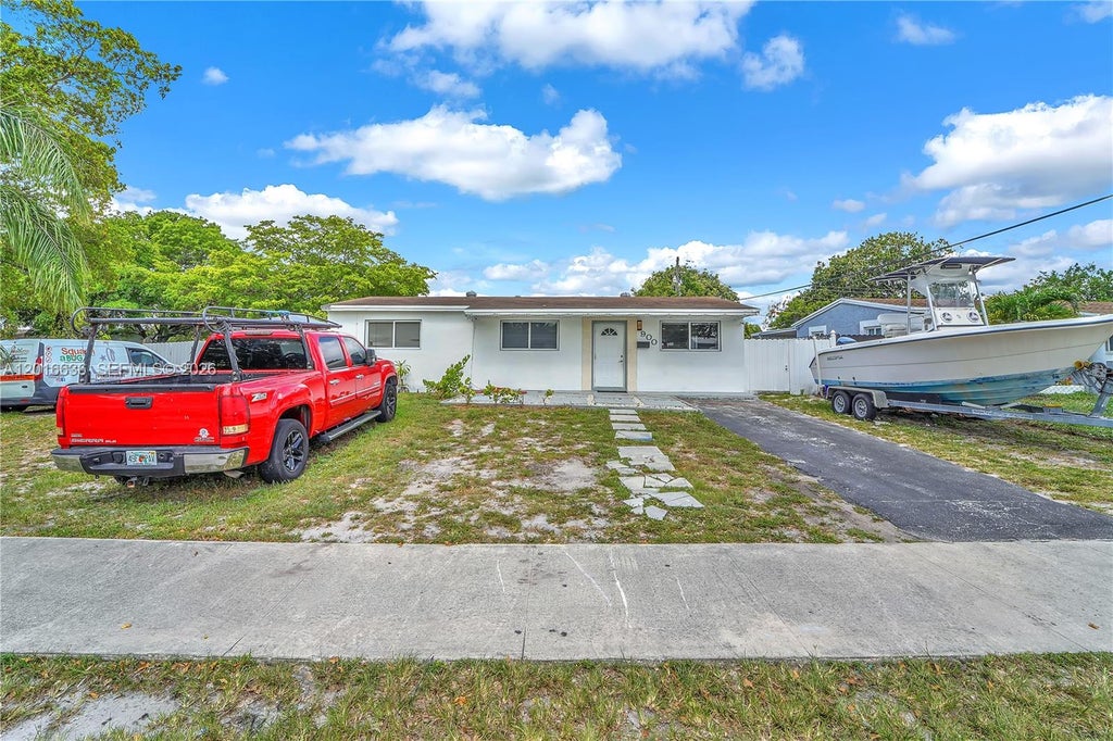 Photo of 900 N 70th Ave, Hollywood, FL 33024 (MLS # A12016636)