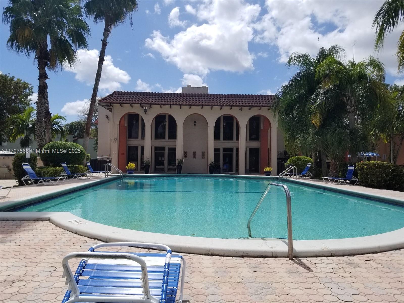 10814 N Kendall Dr R2