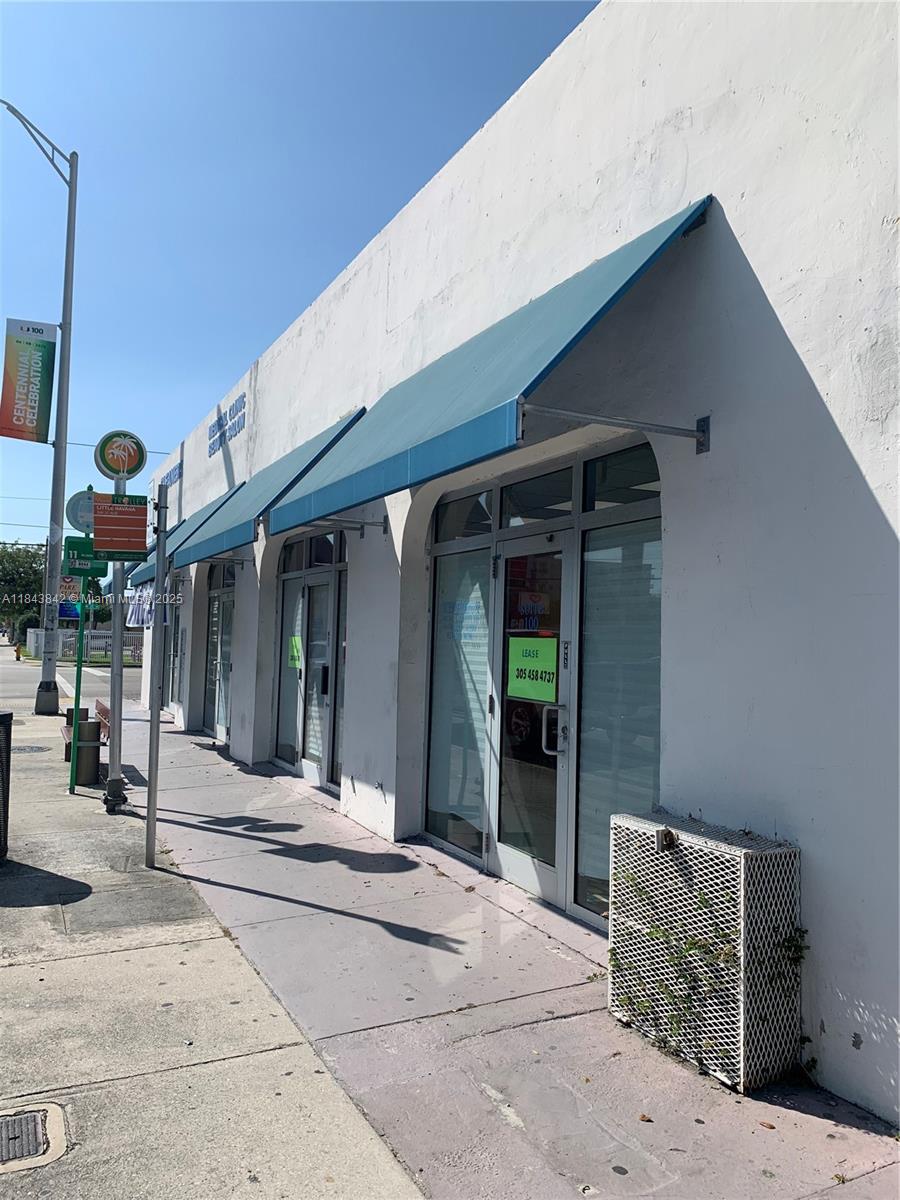 Prime West Flagler St Location. Great Location for Cosmetic Surgery!!! SPA !!! Offices!!!
Suites 100 and 200 with 2400 SF, Front Desk, 7 Offices, 2 Operating Room, 3 Bathrooms and parking assigned