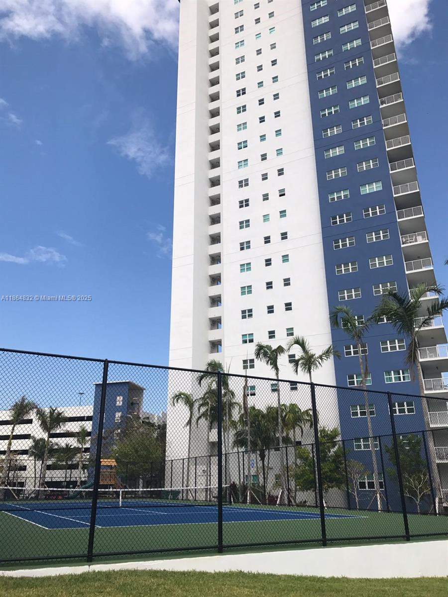 THE OAKS I CONDO - Residential