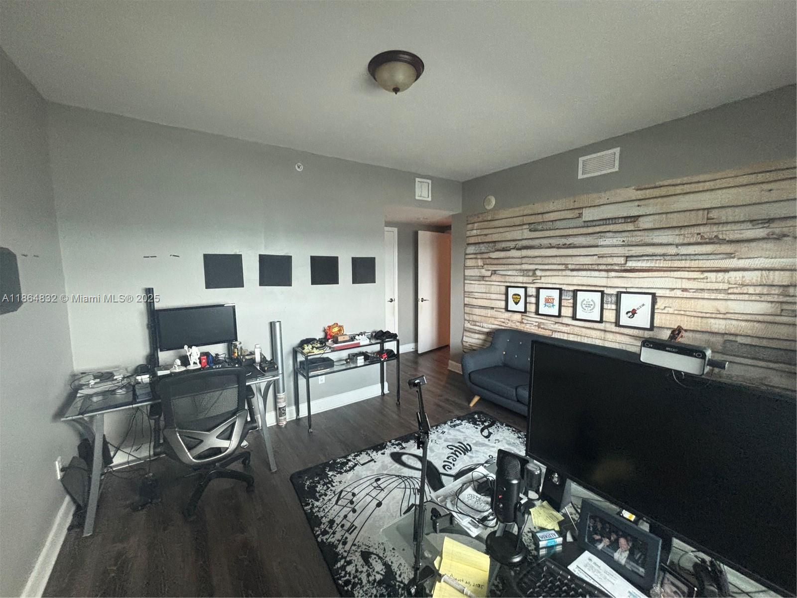 THE OAKS I CONDO - Residential