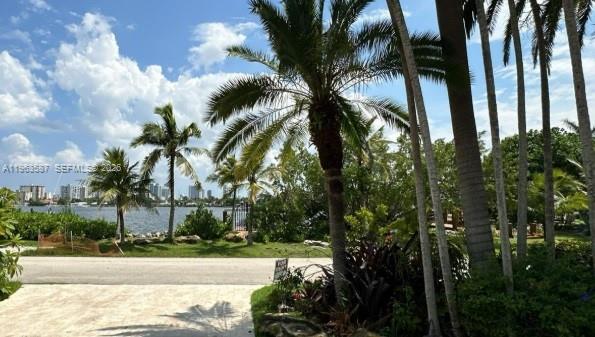 827 N Southlake Dr 827