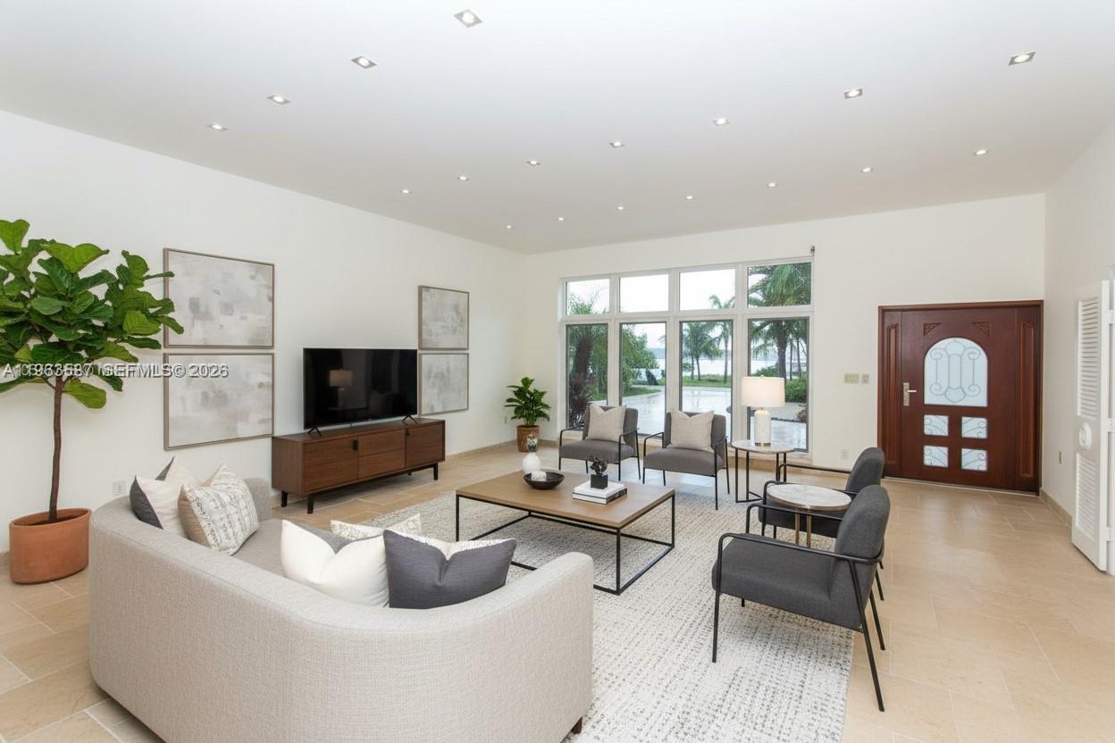 827 N Southlake Dr 827