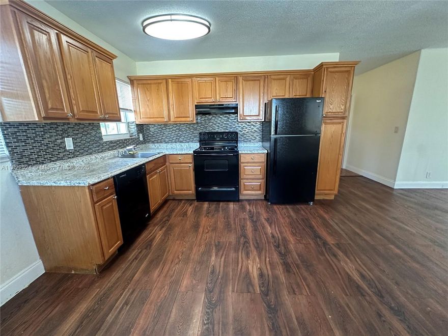 Amazing 2-bedroom, 2-bathroom apartment featuring brand new living area flooring and a modern kitchen. The community offers a swimming pool and laundry amenities, plus the unit includes two designated parking spots. Its prime location is a significant advantage. No HOA, rapid approvals, water included. Don't miss this opportunity.