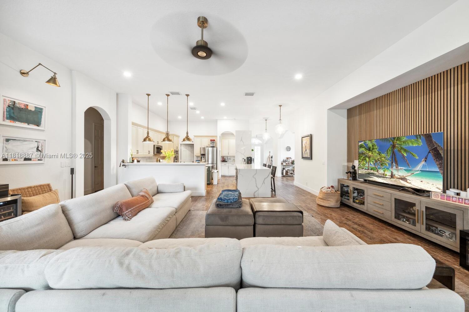 4864 Tropicana Ave, Cooper City, FL, 33330/$1,389,000 1 4864 Tropicana Ave