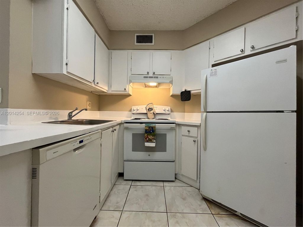 Photo of 212 Lake Pointe Dr #209, Oakland Park, FL 33309 (MLS # A12014254)