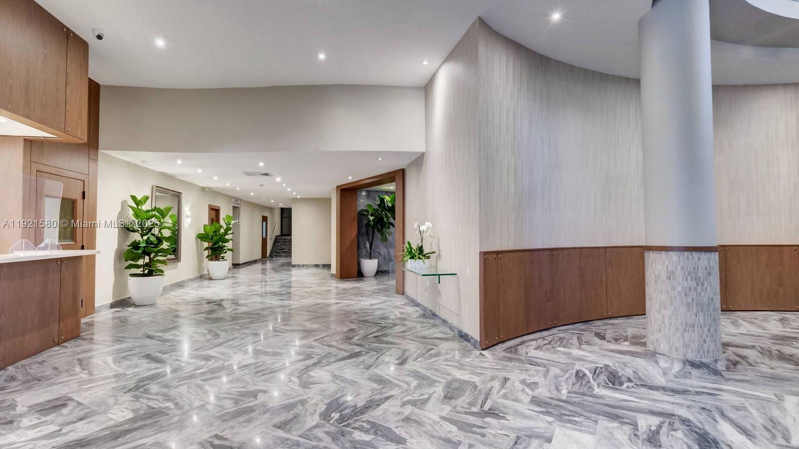 THE CARRIAGE HOUSE CONDO - Residential