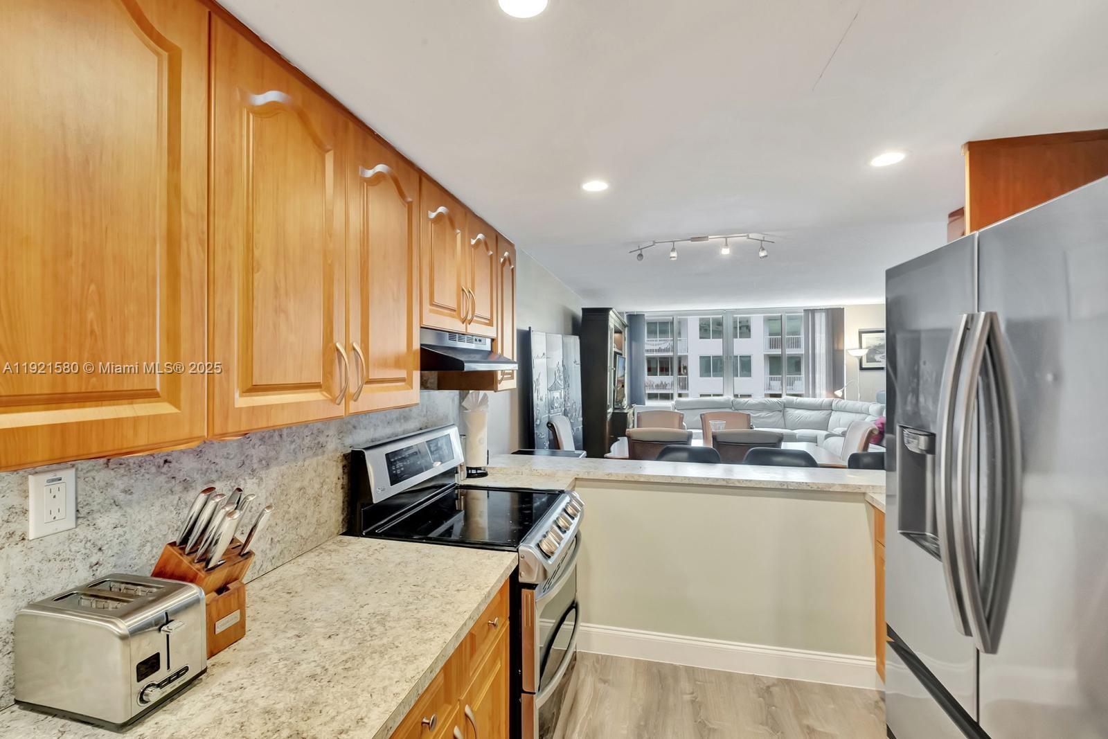 THE CARRIAGE HOUSE CONDO - Residential