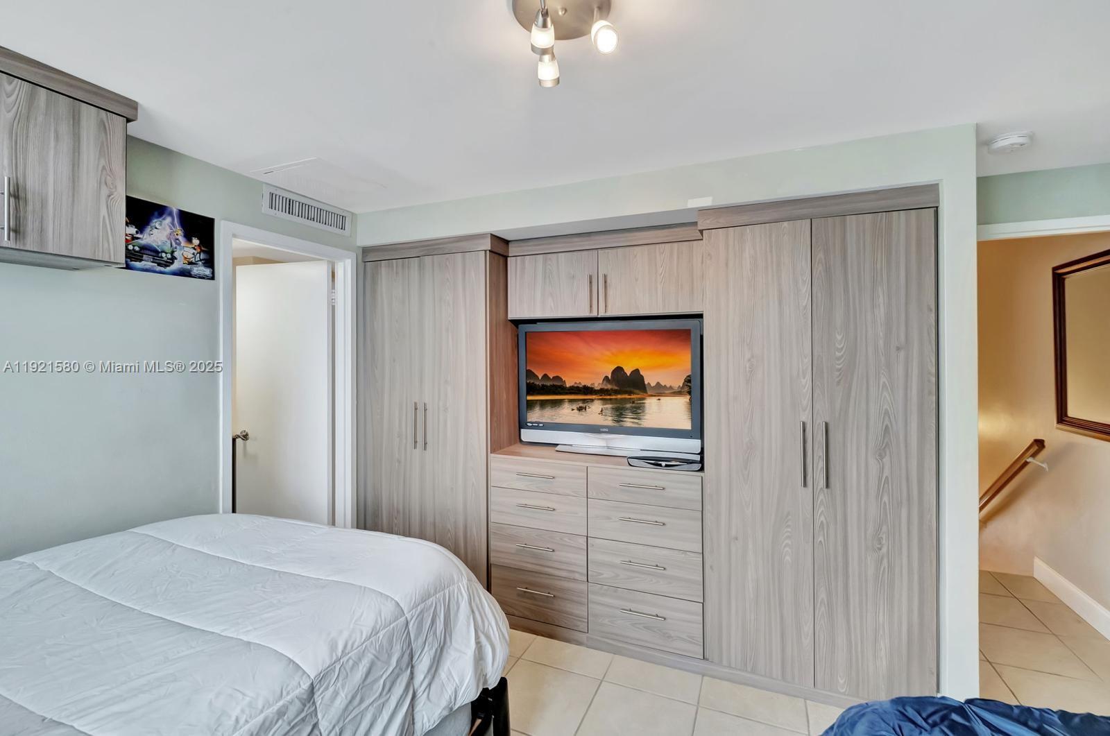 THE CARRIAGE HOUSE CONDO - Residential