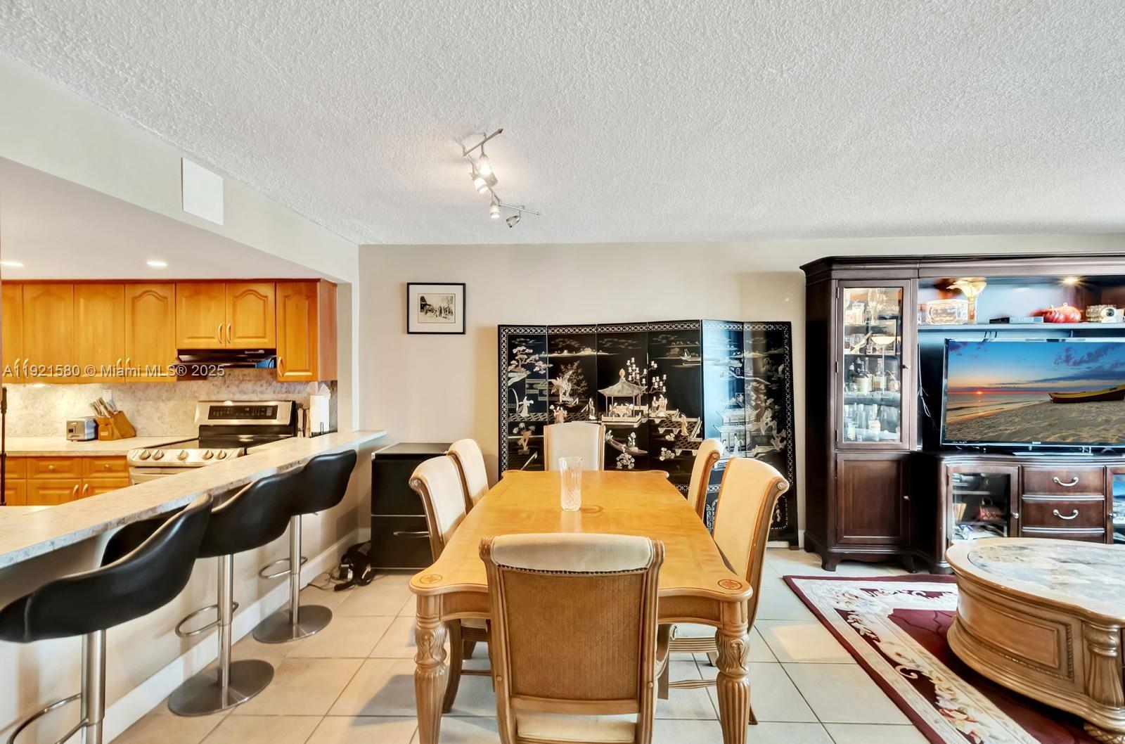 THE CARRIAGE HOUSE CONDO - Residential