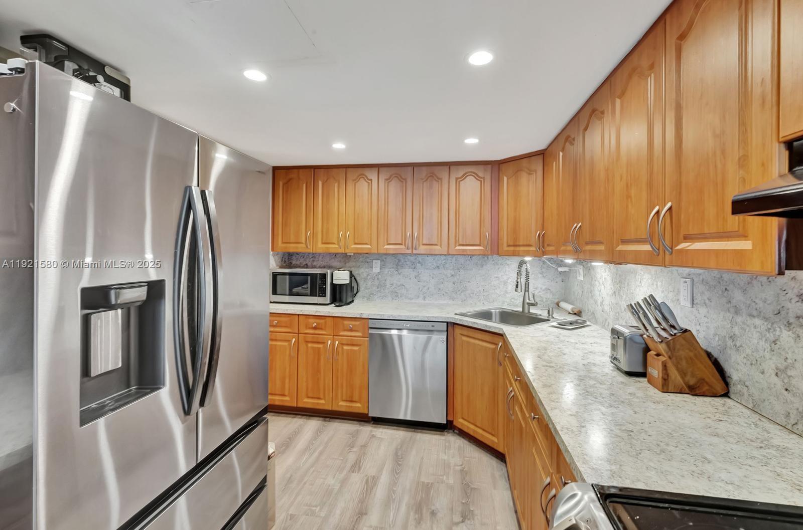 THE CARRIAGE HOUSE CONDO - Residential