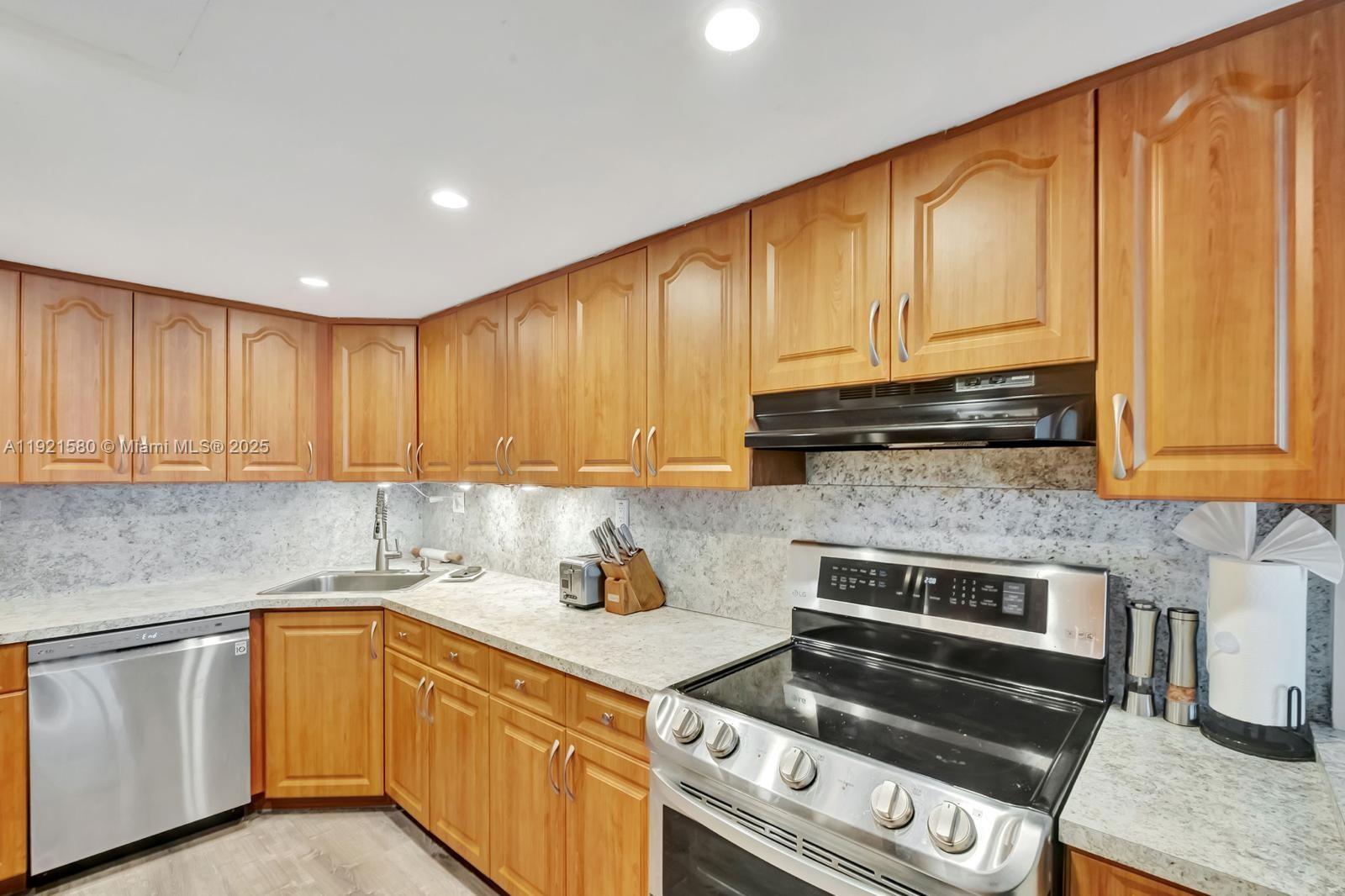 THE CARRIAGE HOUSE CONDO - Residential