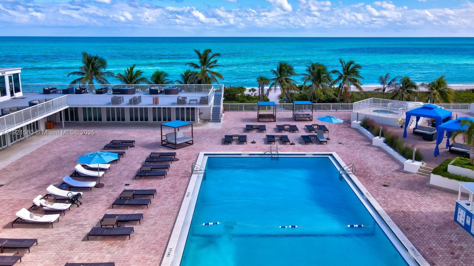 THE CARRIAGE HOUSE CONDO - Residential