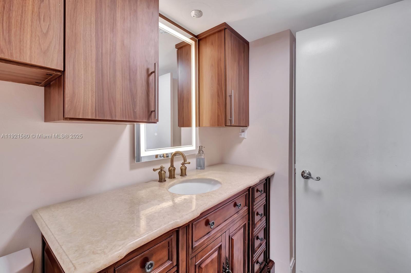 THE CARRIAGE HOUSE CONDO - Residential