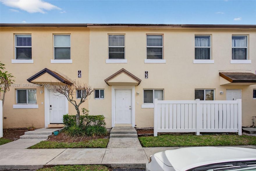 Charming 2-Bedroom, 2.5 Bathroom Townhouse for Rent! 
Spacious townhouse with open concept living, ample natural light and in-unit laundry. Conveniently located near shopping, dining, and commuter routes. The primary suite features a private bathroom and generous closet space.
Don't miss out -- schedule your appointment today!!