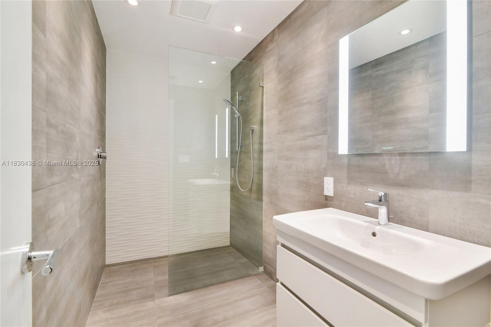 HIGHLAND LAKES SEC 8 - Residential Lease