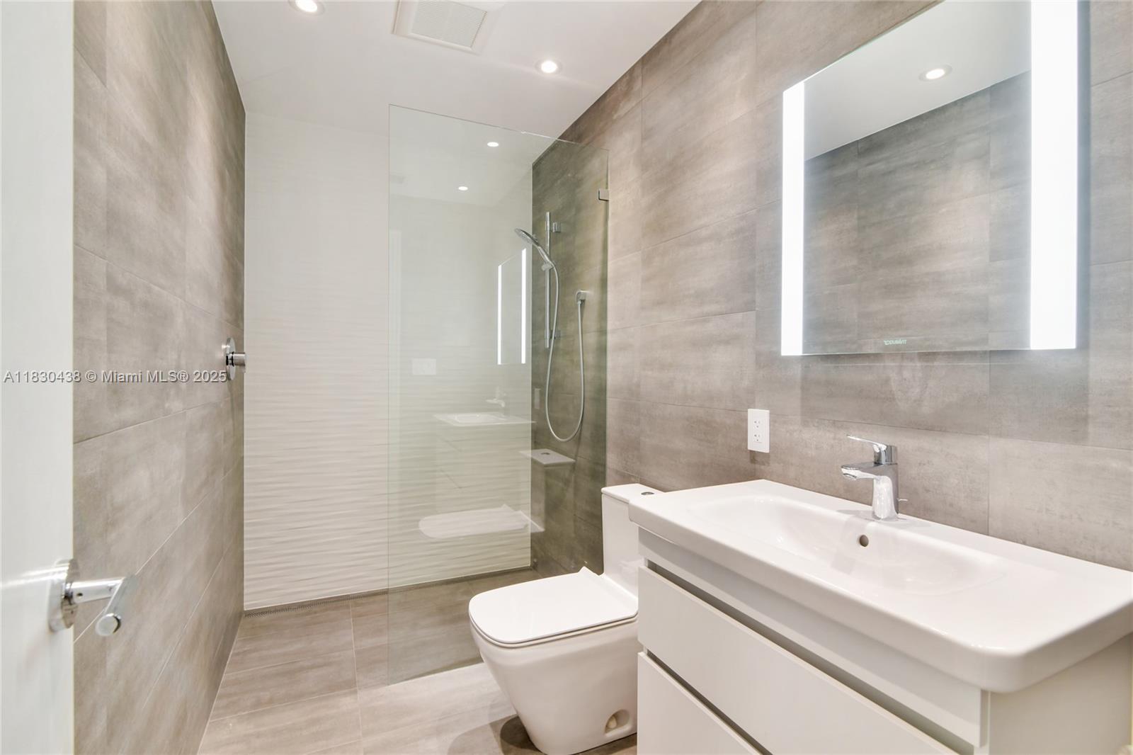 HIGHLAND LAKES SEC 8 - Residential Lease