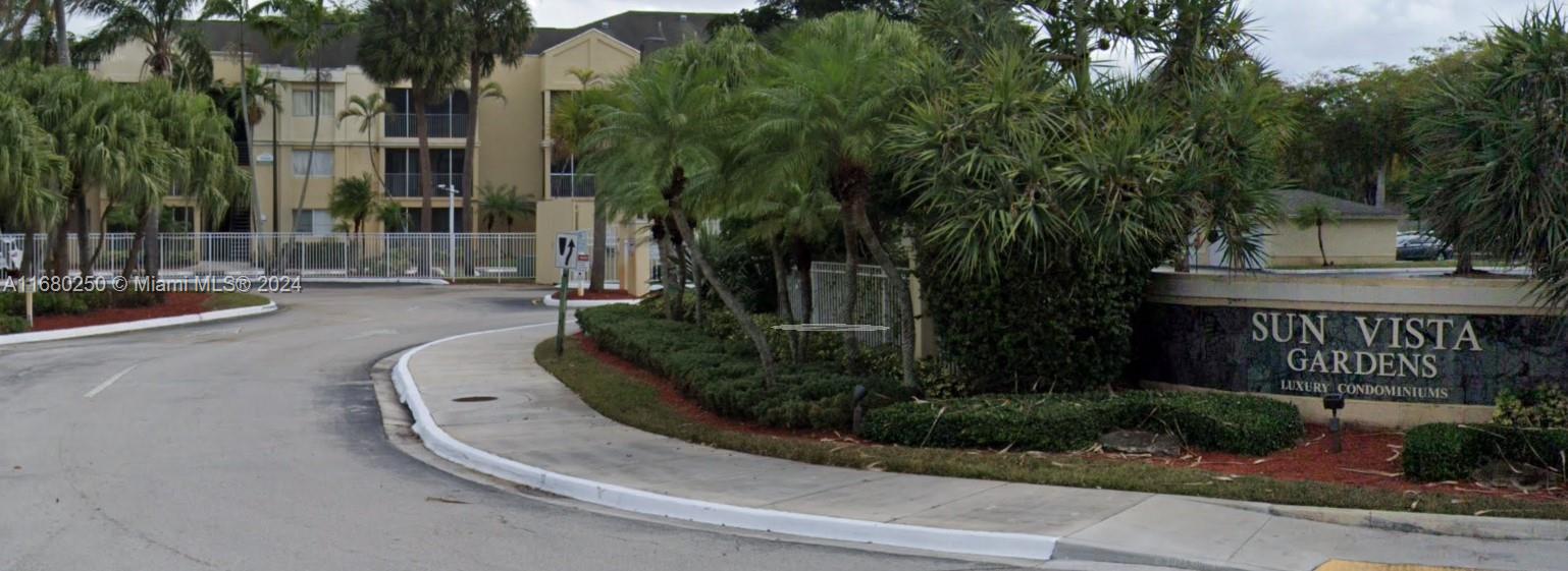 Amazing investment opportunity! This beautiful unit features tile floors, . Located in a gated community with fantastic amenities, including basketball and tennis courts, a clubhouse, gym, swimming pool, and spa. Conveniently close to the Turnpike, major roads, supermarkets, restaurants, and schools. Don’t miss out! SELLER MOTIVATED!!
