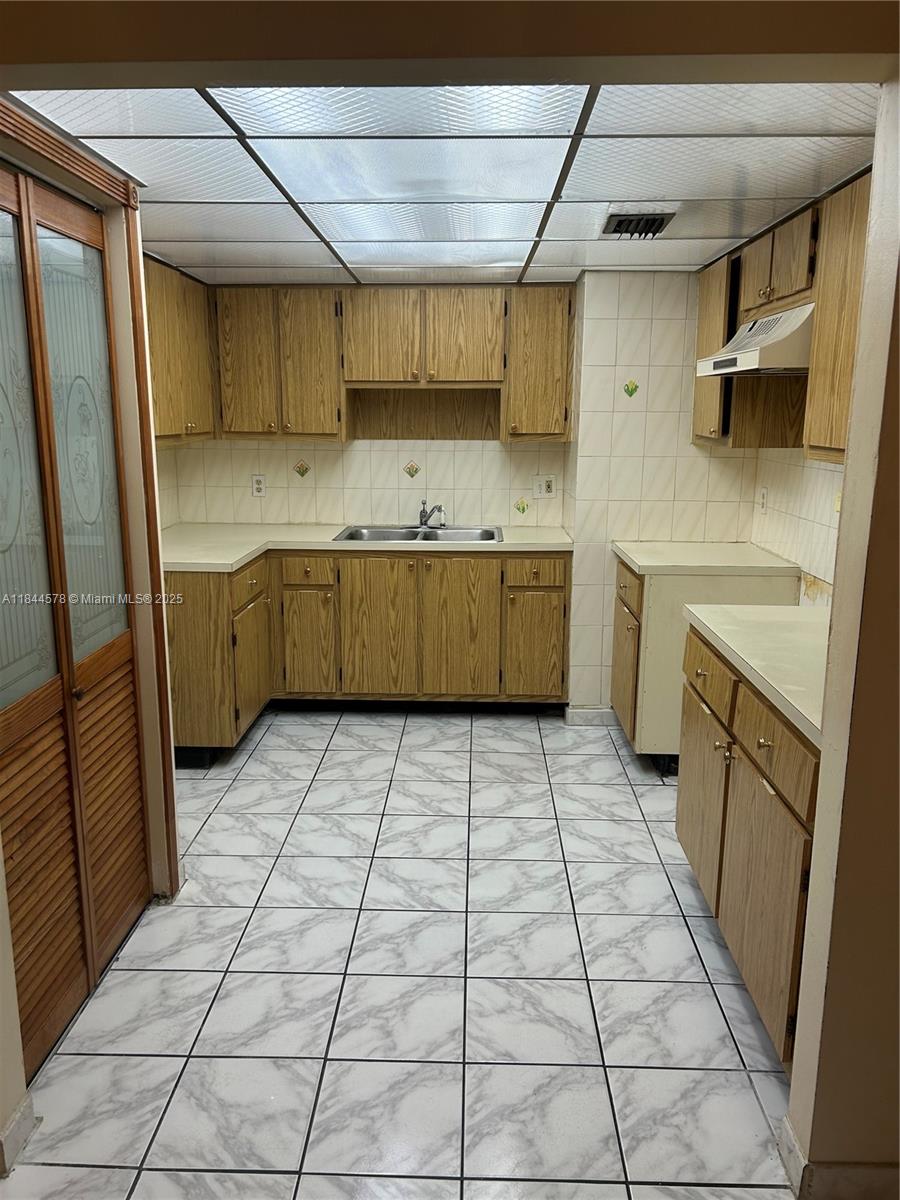 Lake view Estates, One owner
Spacious 3 bedroom 2 bath apartment
The unit has new Central A/C Unit with washer/dryer hook up. First floor corner unit. Low monthly maintenance. The unit is vacant, schedule appointment to show using showingtime assist.