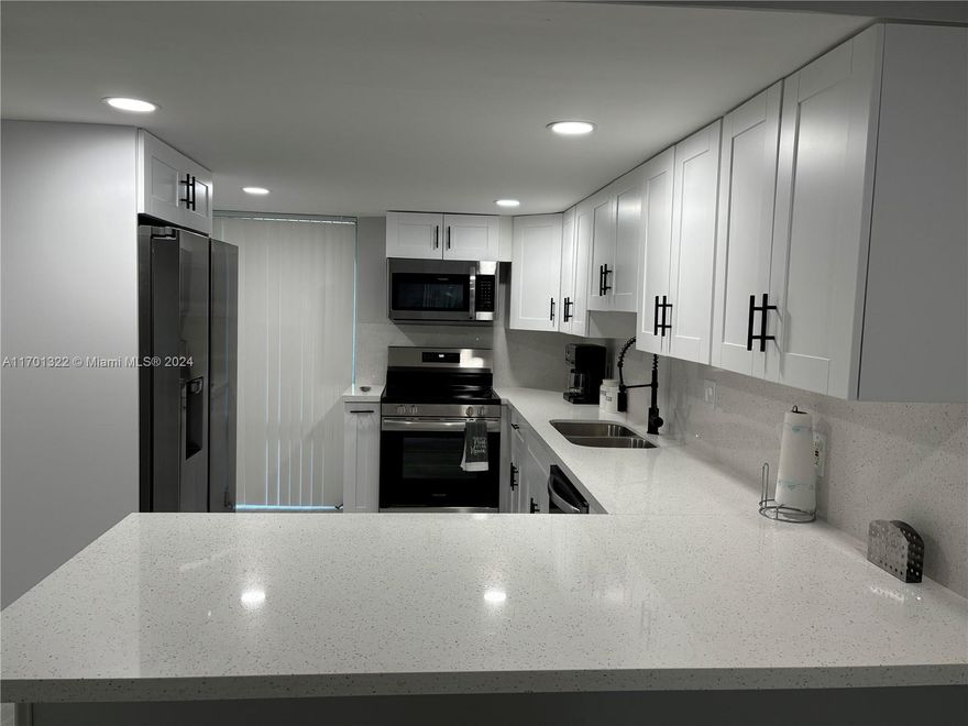 Unique opportunity! I sell beautiful apartment in excellent location, ideal for those looking for comfort and accessibility. It has 2 spacious bedrooms, 2 modern bathrooms, a separate equipped kitchen, washer dryer inside the unit and a living-dining room with lots of natural light. The property is located in a building with 24/7 security, private parking and common areas. In addition, it is close to shopping centers, schools and public transport. Don't miss this opportunity to invest in your new home. schedule a visit! The owner contributes 5000 to the buyer for closing costs