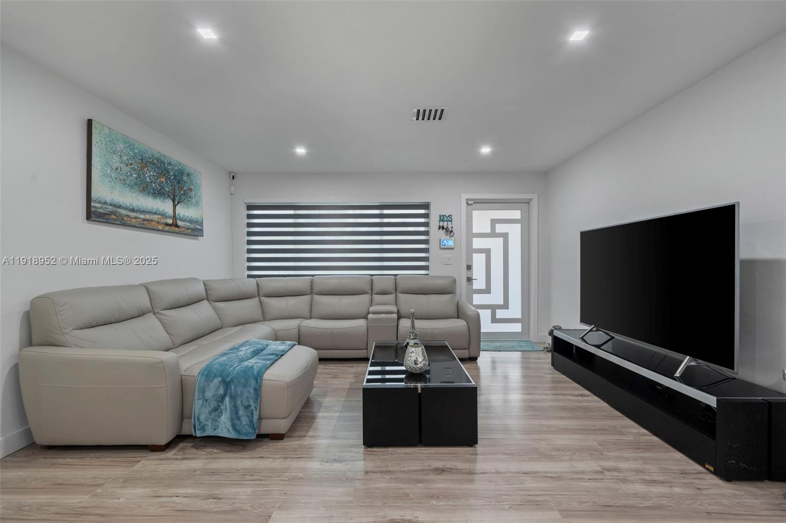 View photos, virtual tours, details... 850 SW 31st Ave