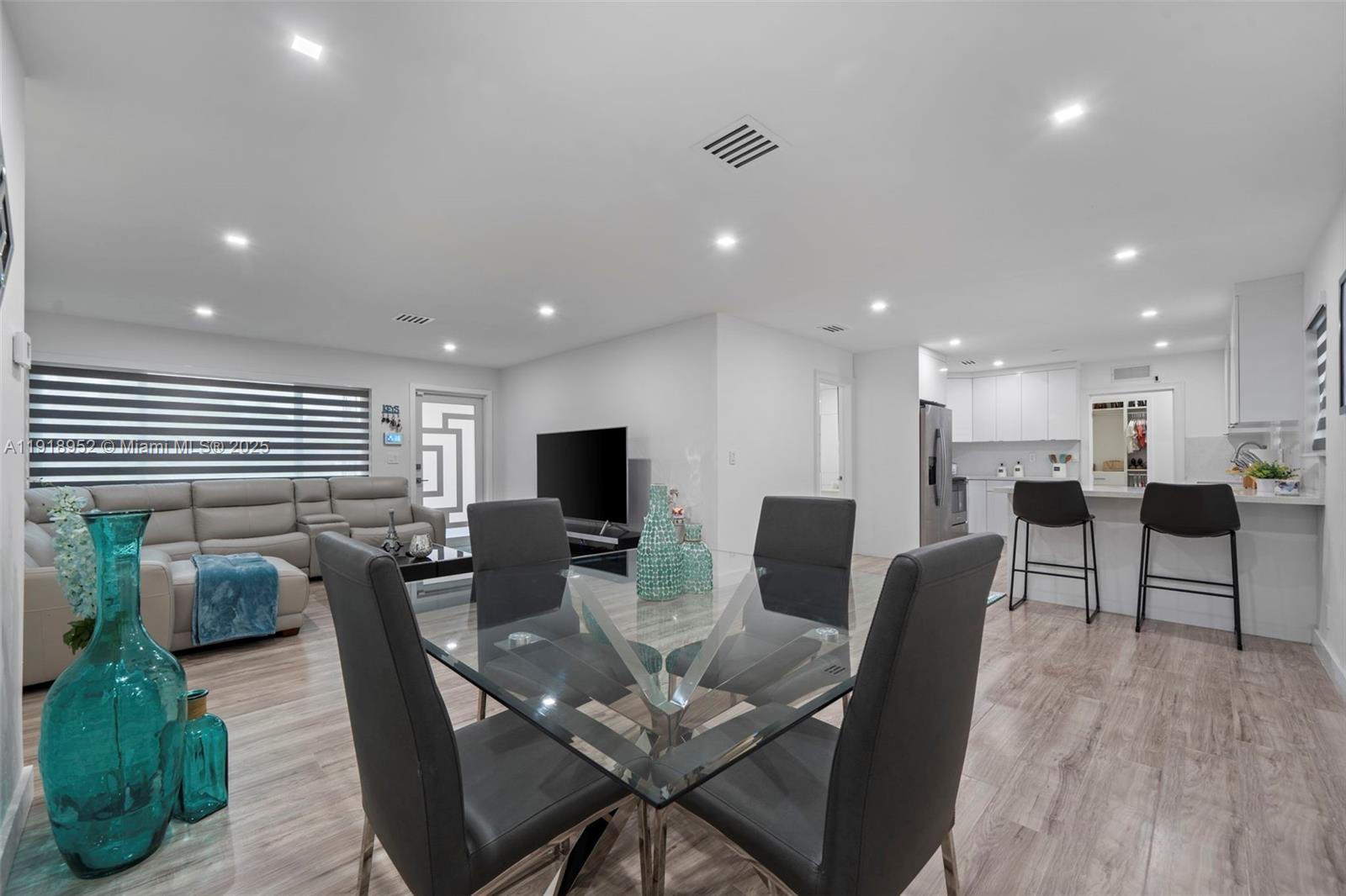 View photos, virtual tours, details... 850 SW 31st Ave